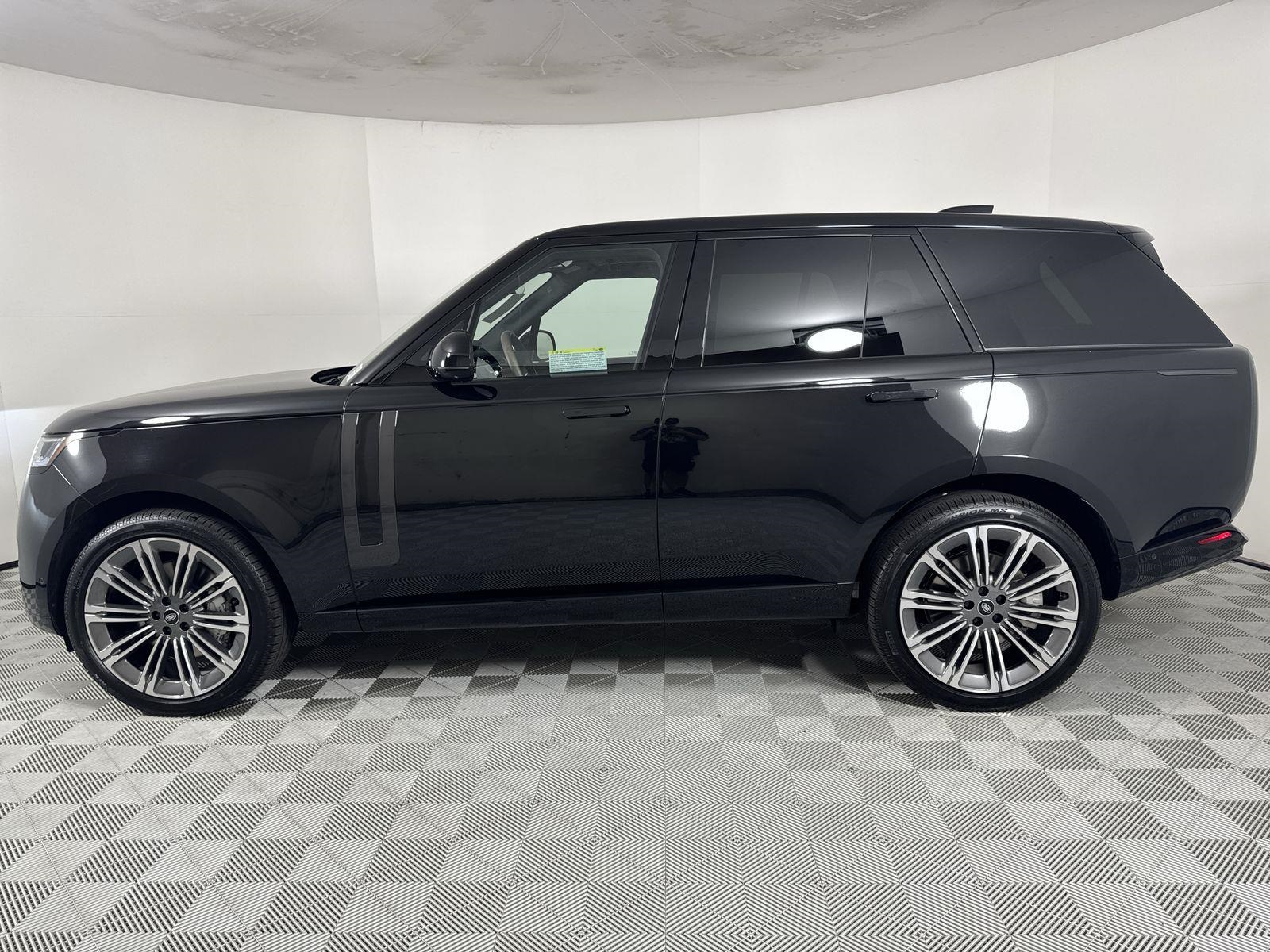 2025 Land Rover Range Rover SE photo 2
