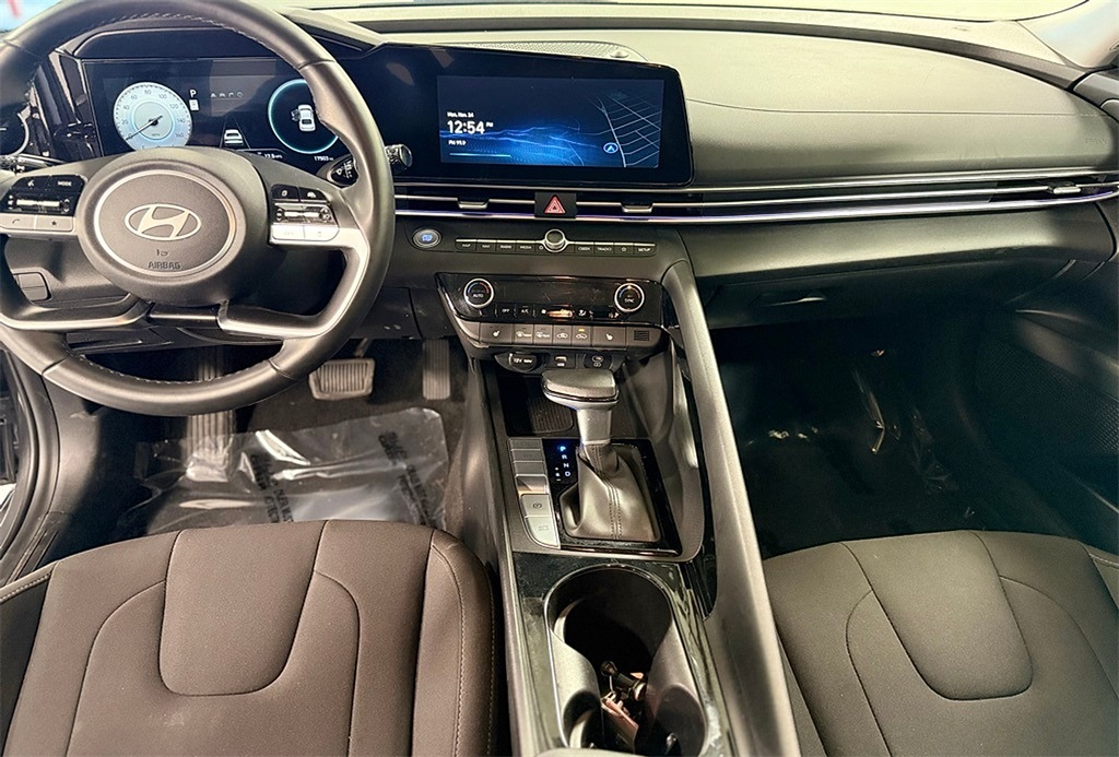 2025 Hyundai Elantra SEL Convenience photo 2