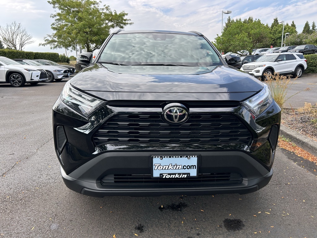 2024 Toyota RAV4 XLE photo 2