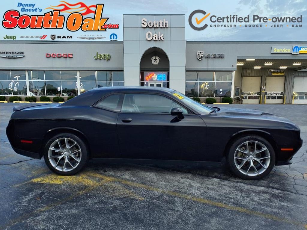 2022 Dodge Challenger SXT photo 2