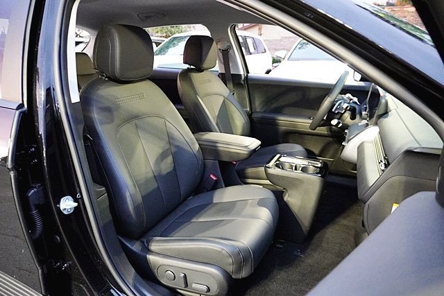 Used 2025 Black Hyundai SEL image 11