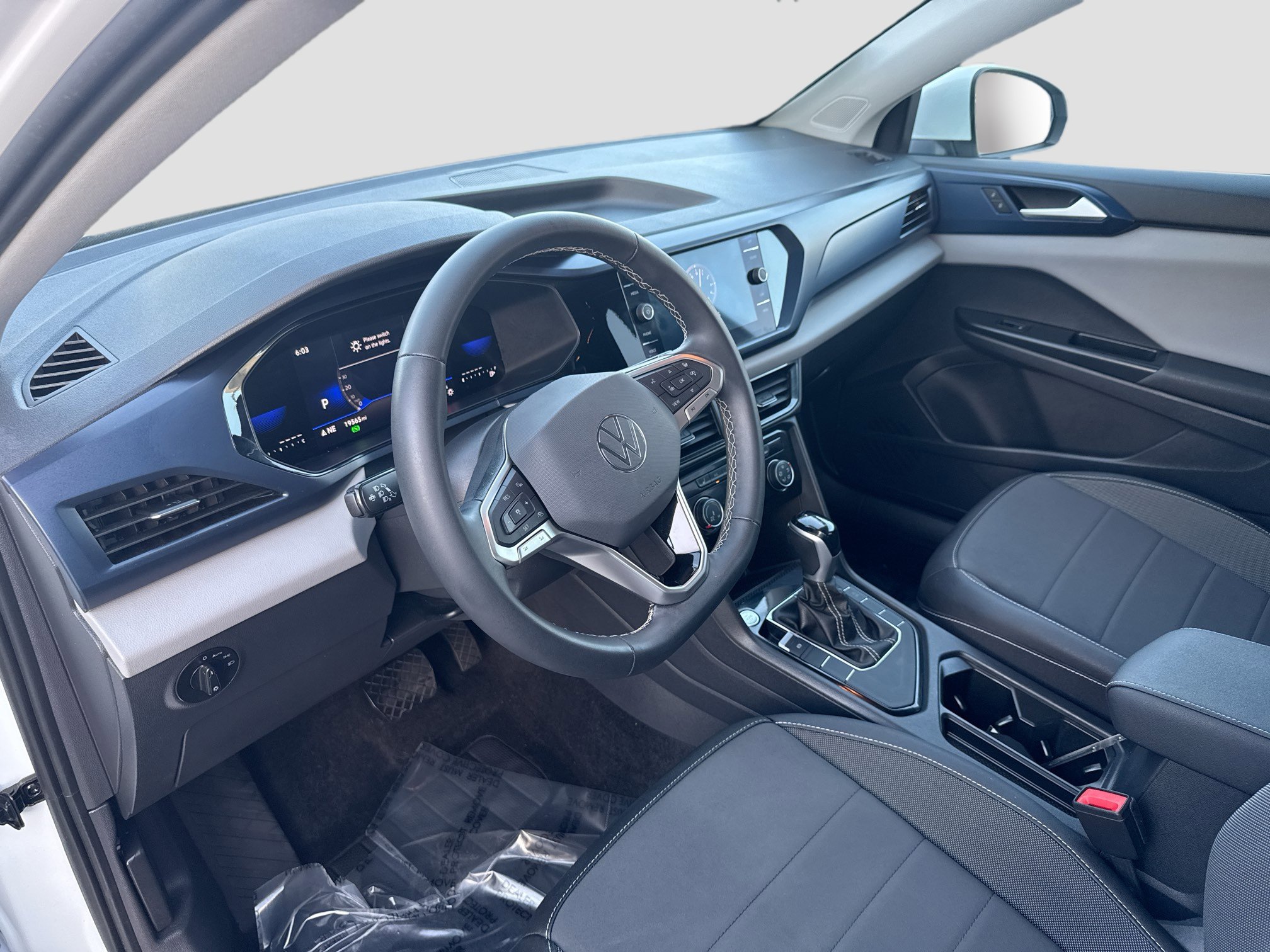 2023 Volkswagen Taos SE photo 4