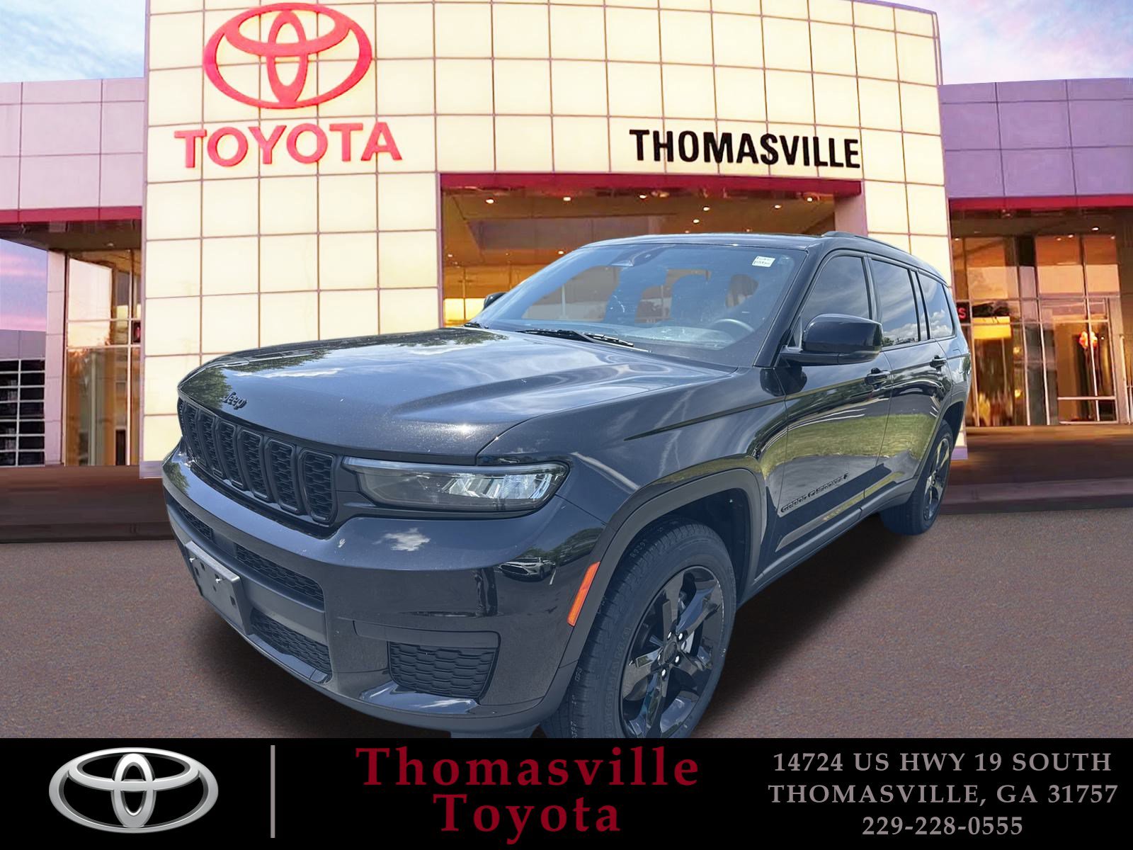 Used 2023 Diamond Black Crystal Pearlcoat Jeep Altitude image 1