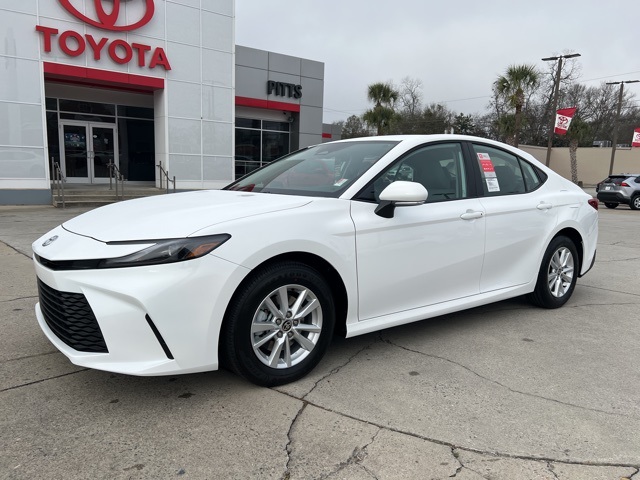 2026 Toyota Camry LE's photo