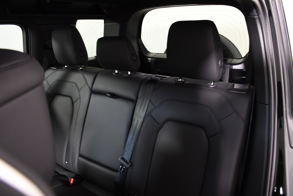 2025 Land Rover Defender 110 S photo 26