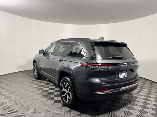 2025 Jeep Grand Cherokee Limited photo 3