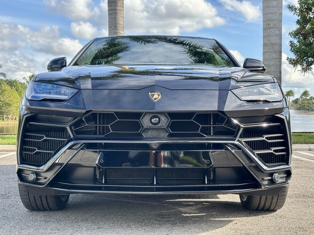 2021 Lamborghini Urus Base photo 3