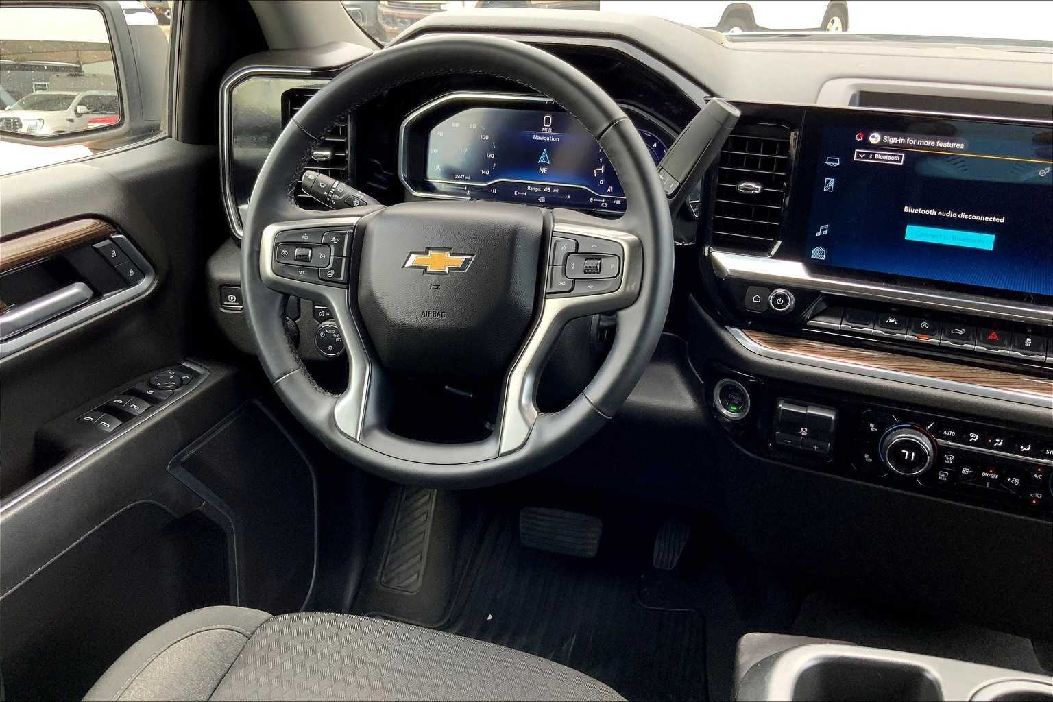 2025 Chevrolet Silverado 1500 LT photo 4