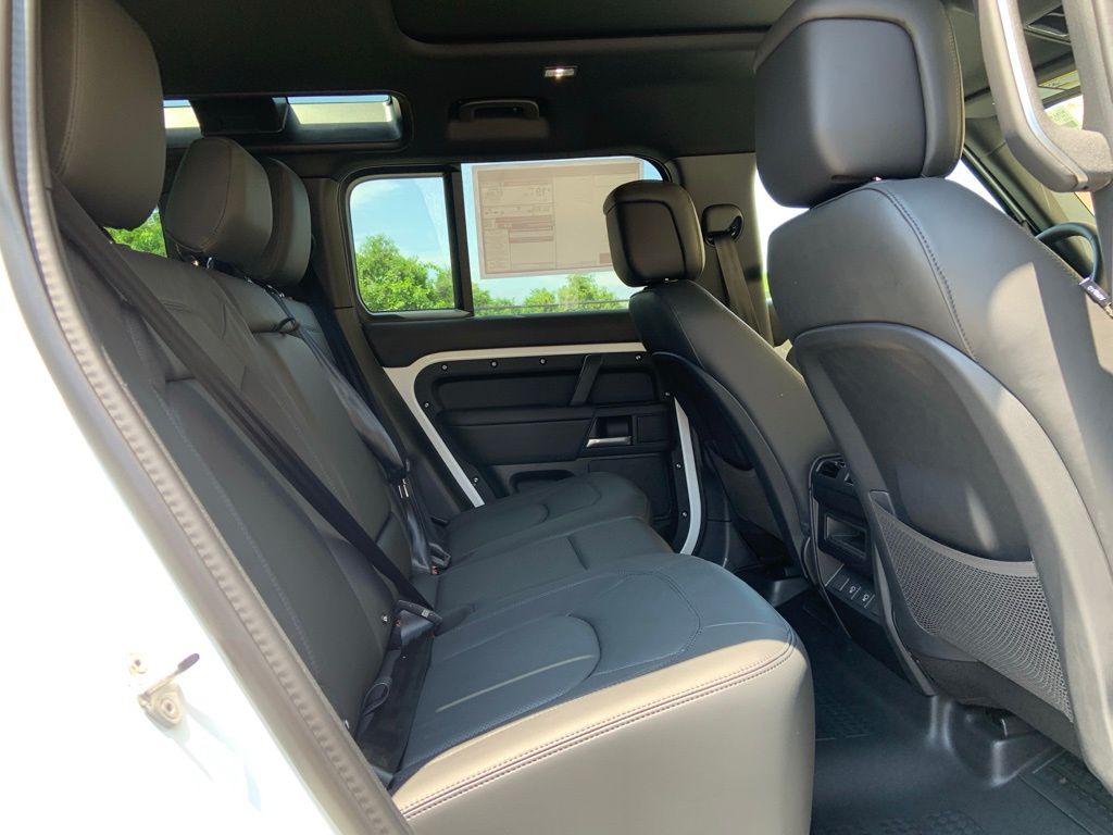 2025 Land Rover Defender 110 X-Dynamic SE photo 17