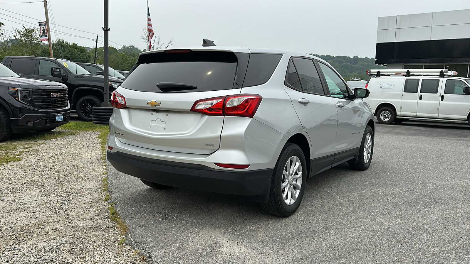2021 Chevrolet Equinox LS photo 3