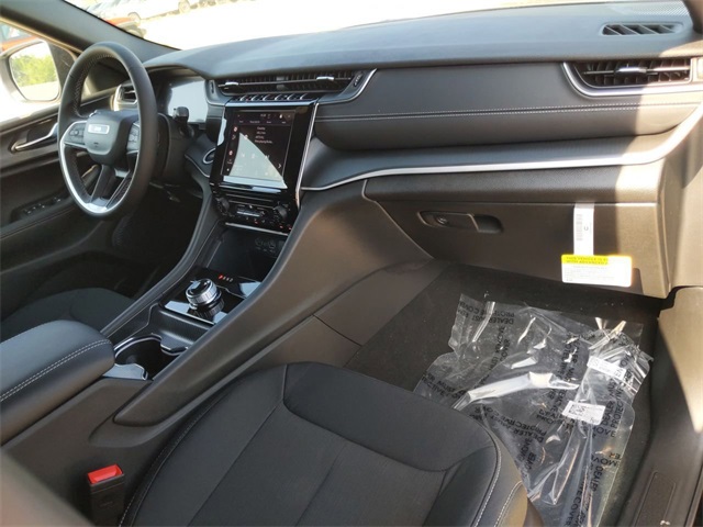 2025 Jeep Grand Cherokee Laredo Altitude photo 28