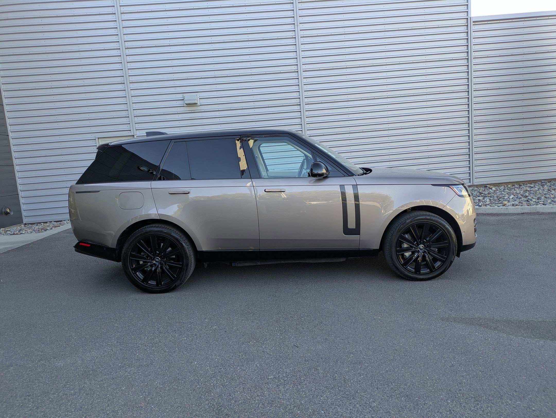 2023 Land Rover Range Rover SE photo 2