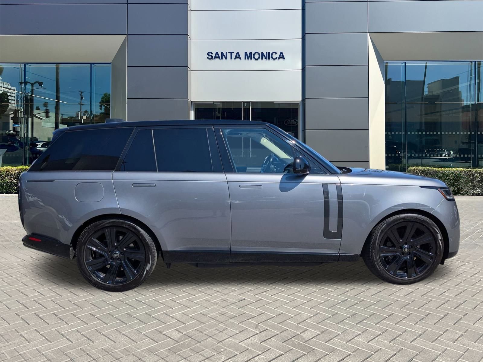 2023 Land Rover Range Rover SE photo 4