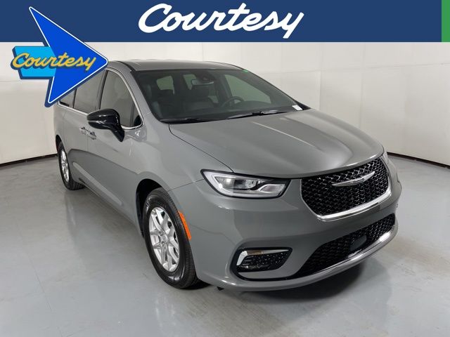 2025 Chrysler Pacifica Select's photo