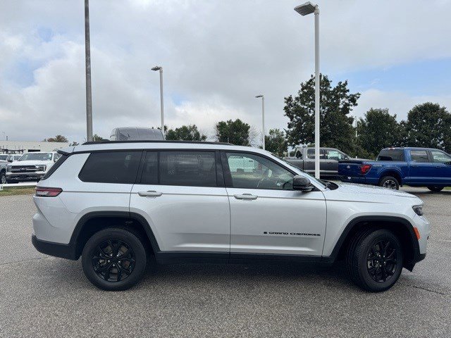 2024 Jeep Grand Cherokee Altitude photo 3