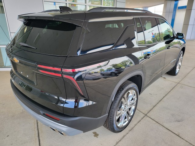 2025 Chevrolet Traverse photo 13
