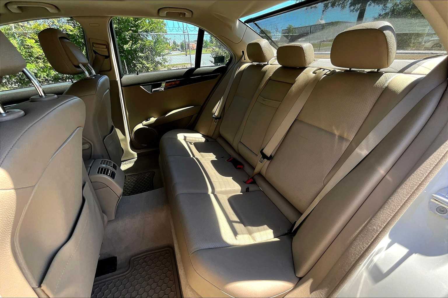 2011 Mercedes Benz C 300 Sport photo 17