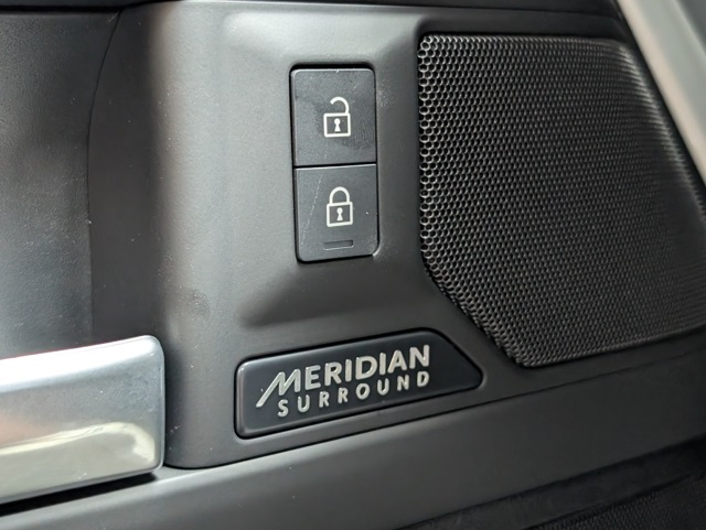 2025 Land Rover Defender 110 X-Dynamic SE photo 25