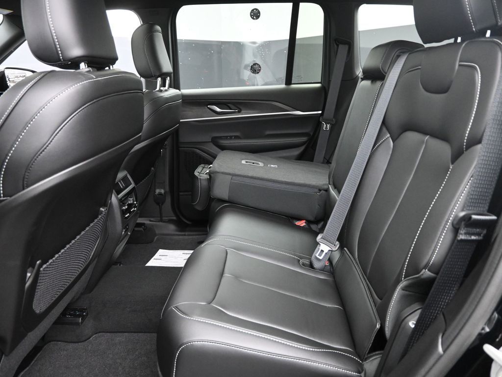 2025 Jeep Grand Cherokee Limited photo 8