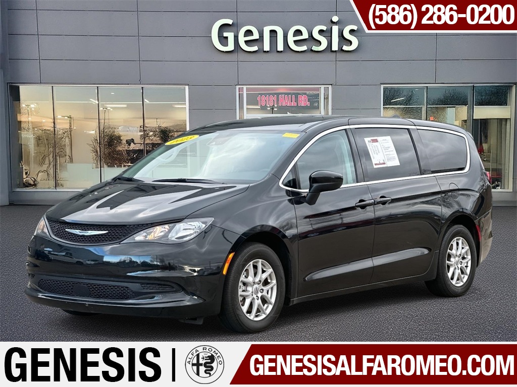 Pre-Owned 2023 Chrysler Voyager LX FWD's photo