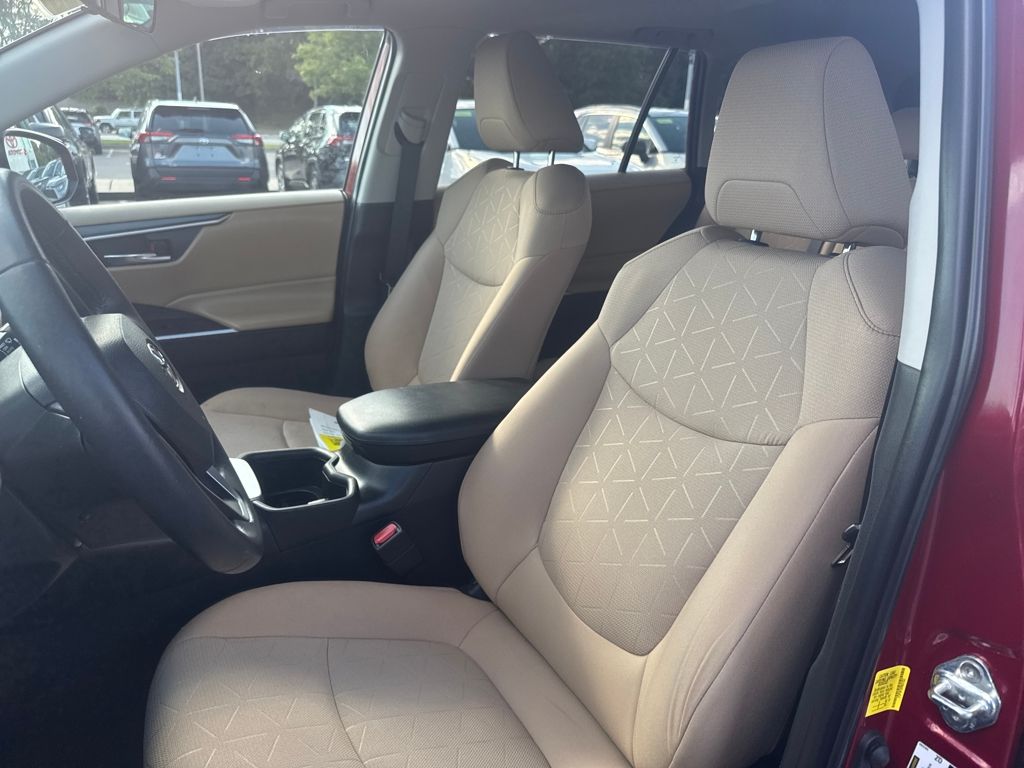 2023 Toyota RAV4 XLE photo 3