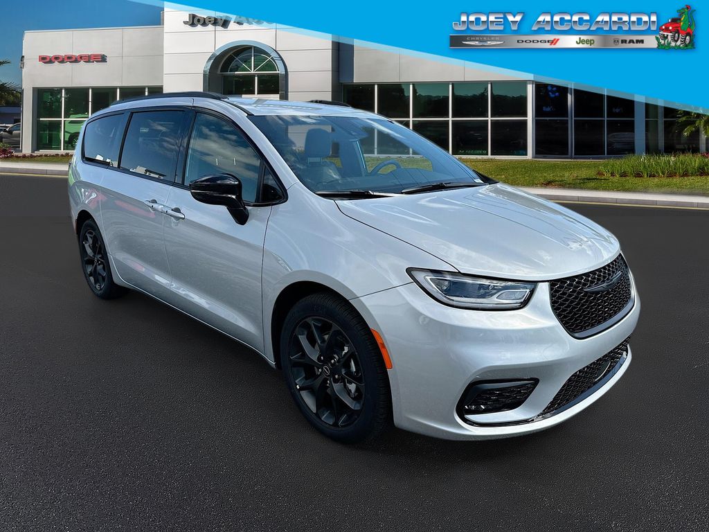 2026 Chrysler Pacifica Select's photo