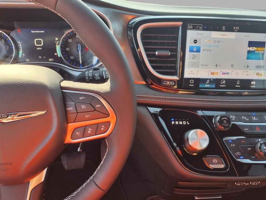 2025 Chrysler Pacifica photo 10