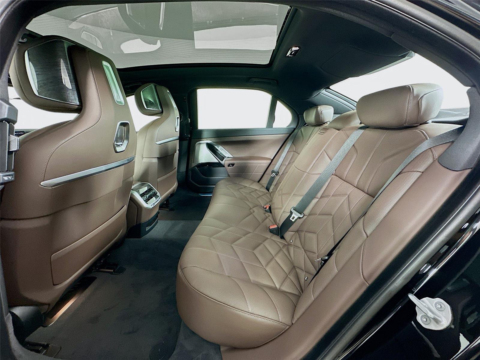 2026 Bmw 750e photo 24