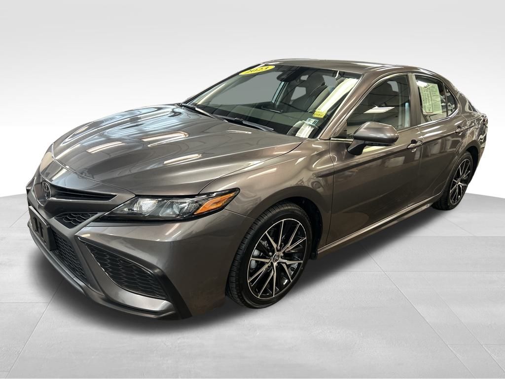2023 Toyota Camry SE's photo