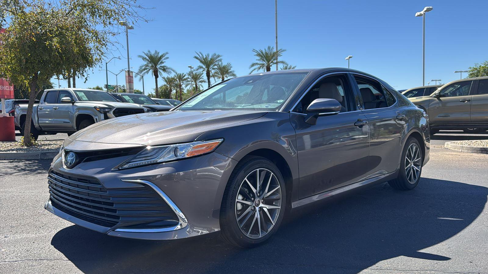 2023 Toyota Camry Hybrid XLE photo 3