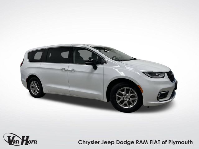 2024 Chrysler Pacifica Touring L's photo