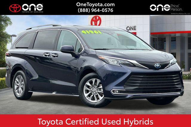 2024 Toyota Sienna XLE's photo