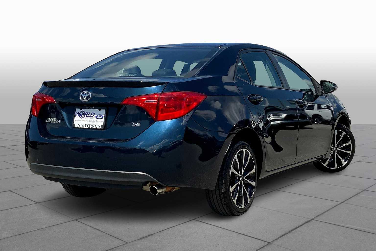 2017 Toyota Corolla SE photo 12