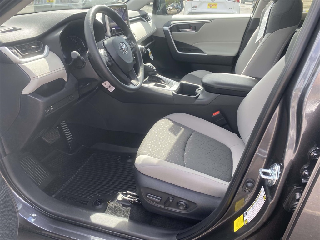 2025 Toyota RAV4 Hybrid XLE photo 7