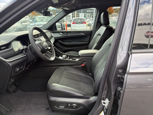 2025 Jeep Grand Cherokee Altitude photo 4