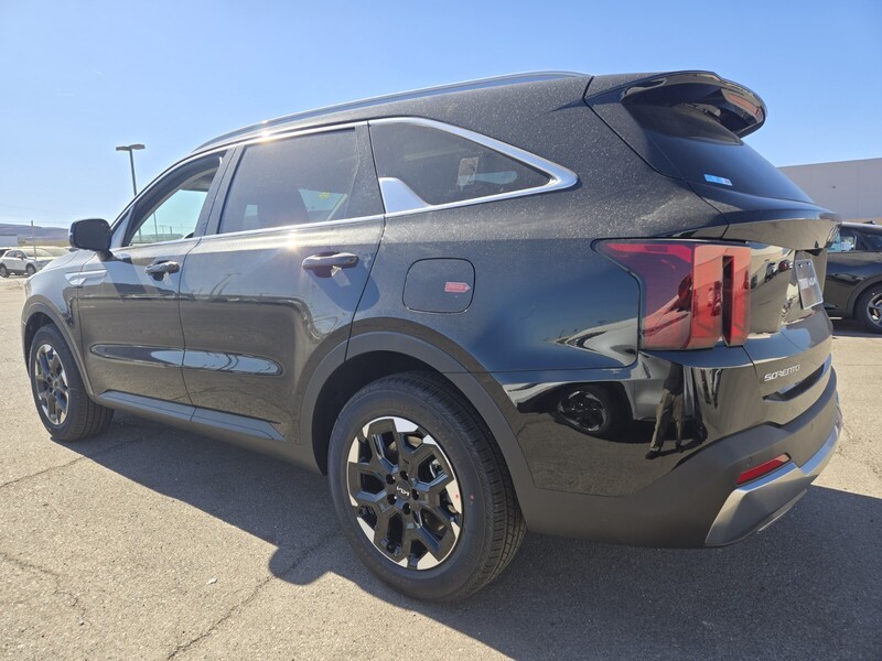 2025 Kia Sorento S photo 4