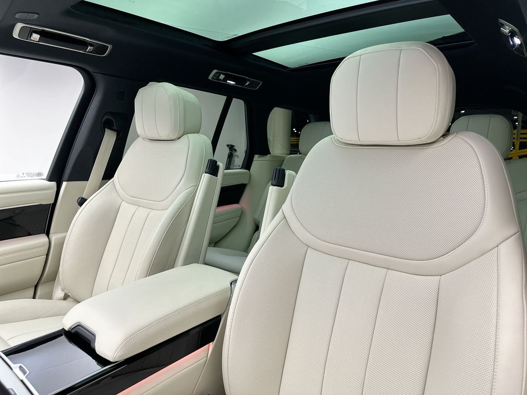 2025 Land Rover Range Rover SE photo 9