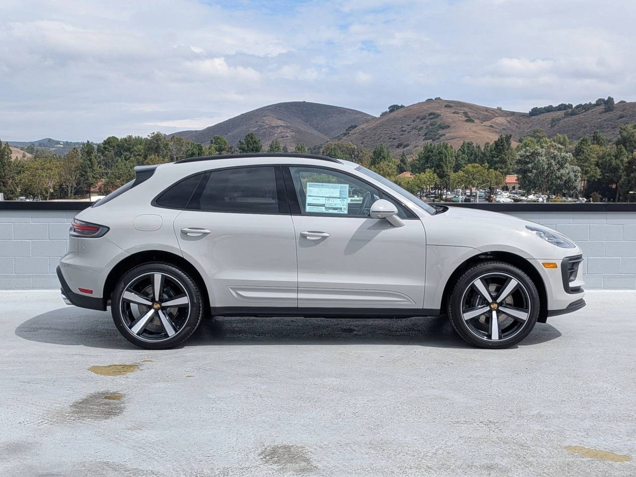 2026 Porsche Macan T photo 8