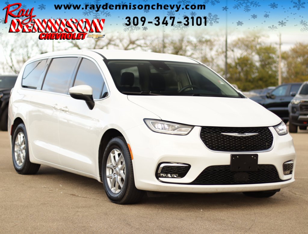 2023 Chrysler Pacifica Touring L's photo