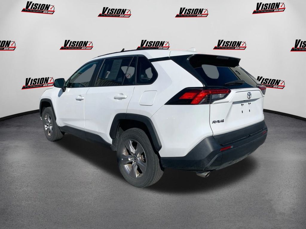 2022 Toyota RAV4 XLE photo 7
