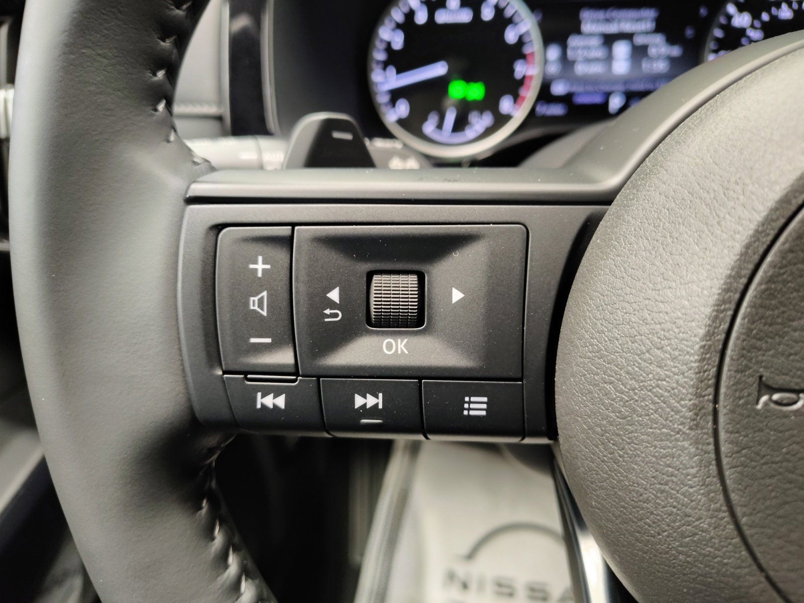 2025 Nissan Pathfinder SV photo 16