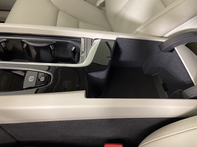 2025 Volvo XC60 T8 Plus photo 31