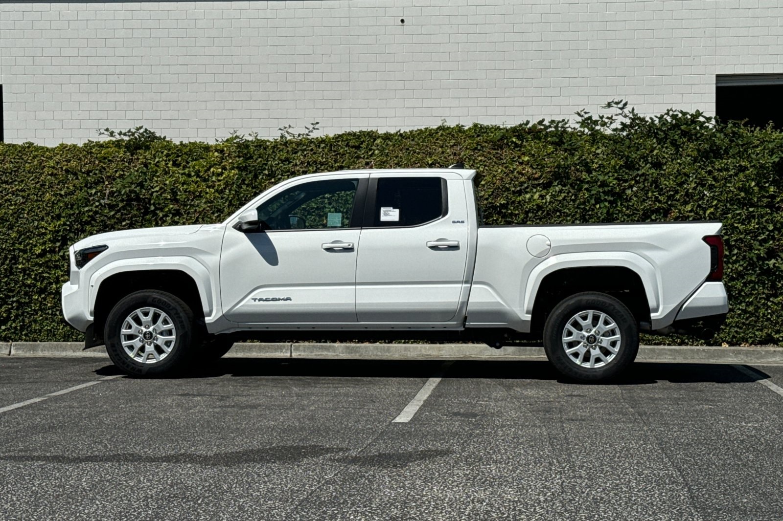 2025 Toyota Tacoma SR5 photo 7