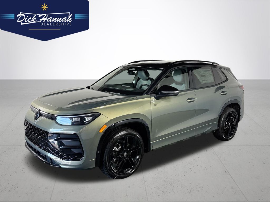 2025 Volkswagen Tiguan SE R-LINE BLACK's photo