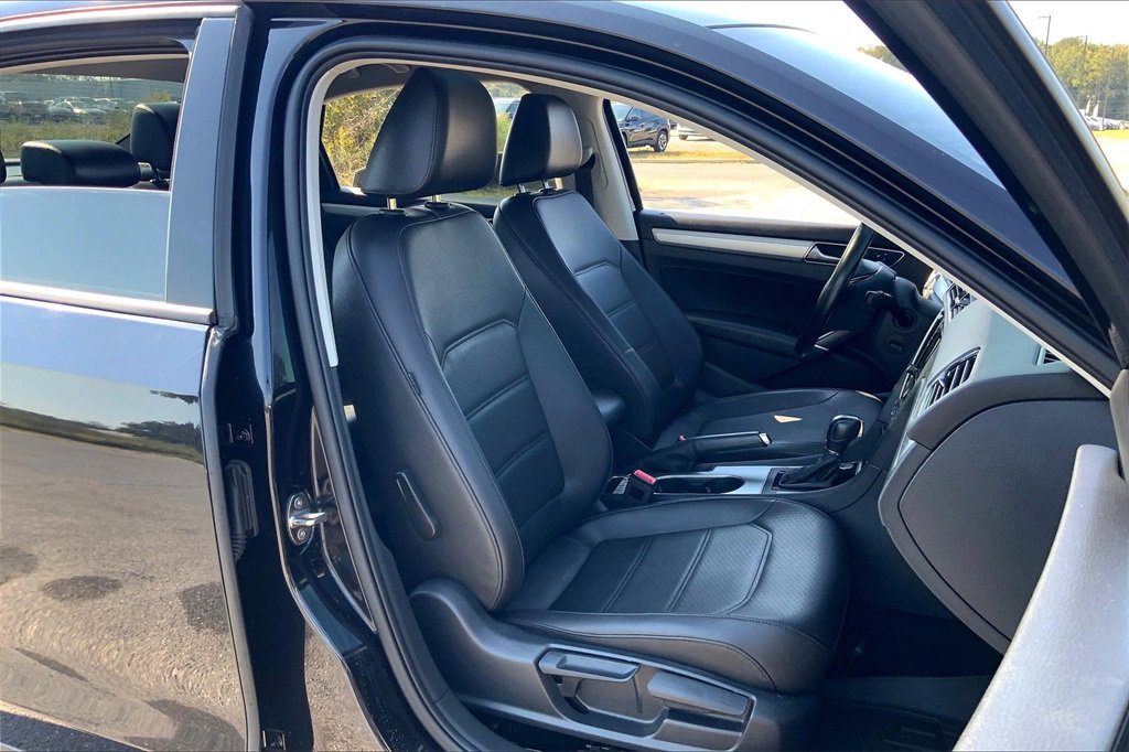 2019 Volkswagen Passat 2.0T Wolfsburg Edition photo 7