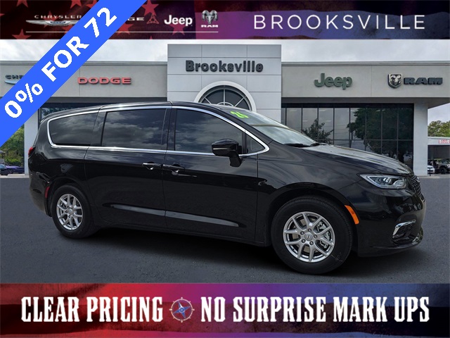 2026 Chrysler Pacifica Select's photo