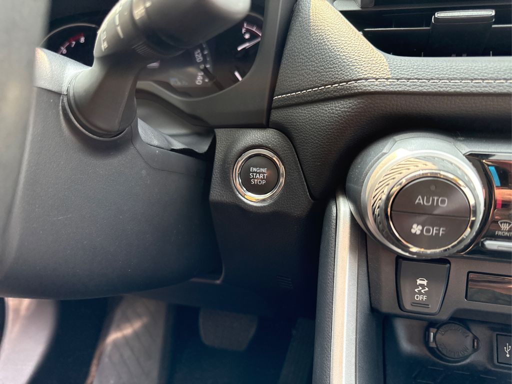 2025 Toyota RAV4 XLE photo 29