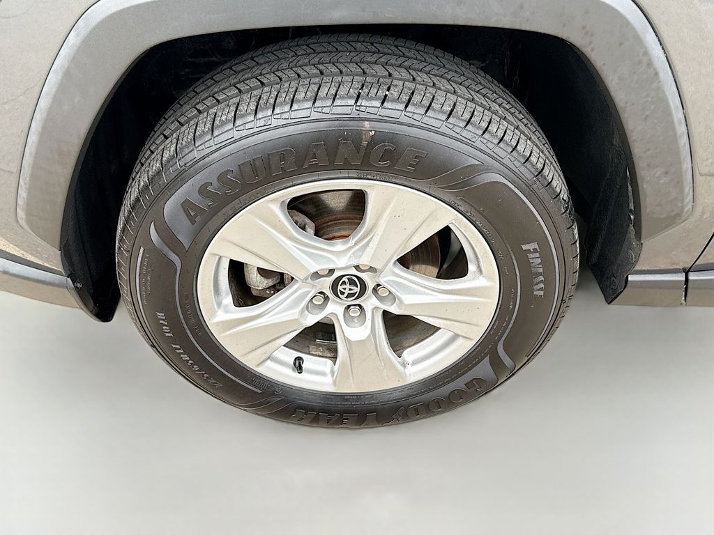 2020 Toyota RAV4 XLE photo 25
