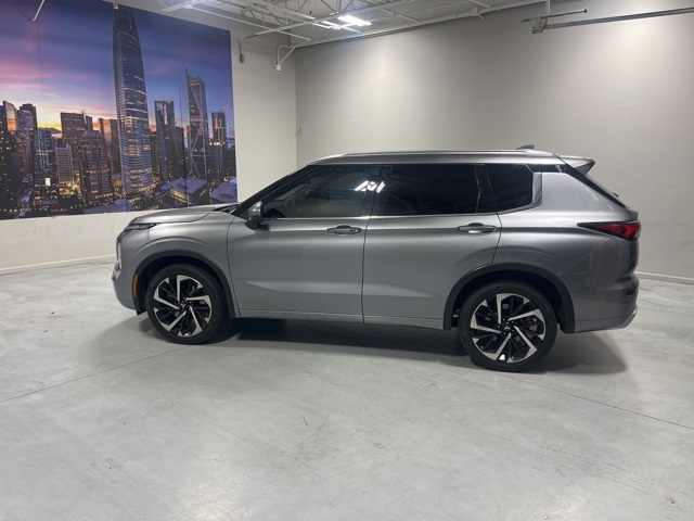 2023 Mitsubishi Outlander SEL photo 2