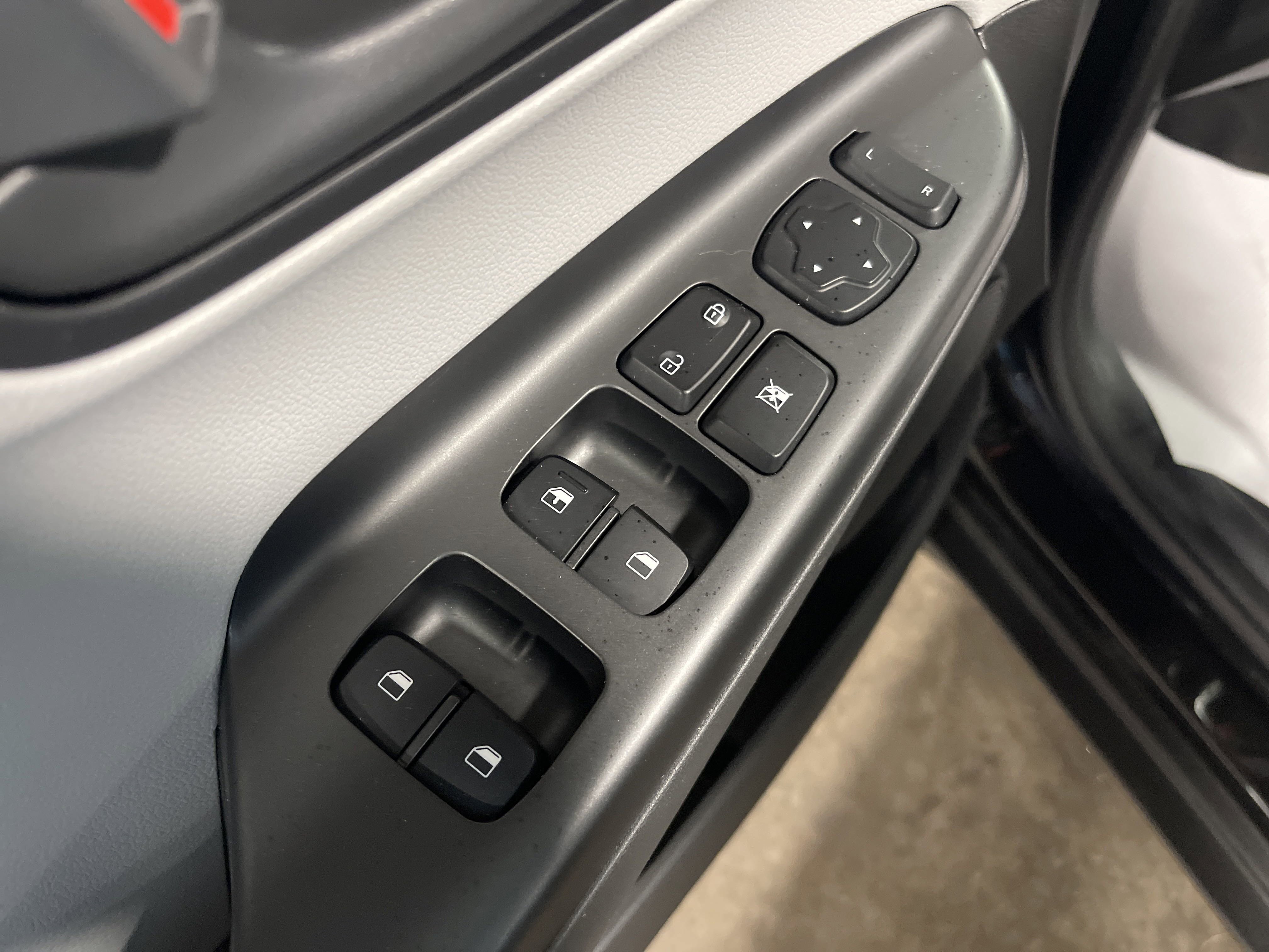 2022 Hyundai Kona SEL photo 2